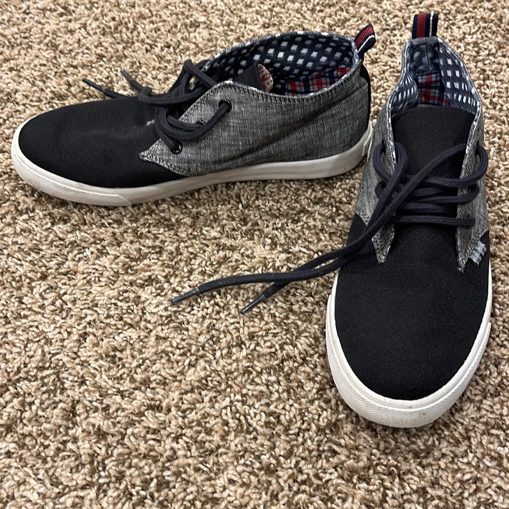 Ben Sherman sneaks size 4 boys